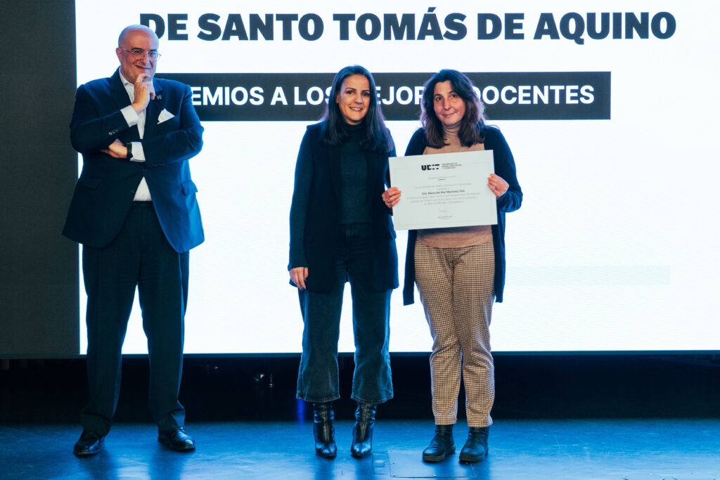 Un evento de premiación donde se entregan reconocimientos a los mejores docentes.