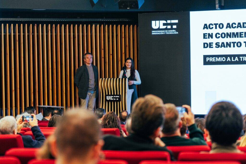 Evento académico en el que se concede un premio en homenaje a Santo Tomás.