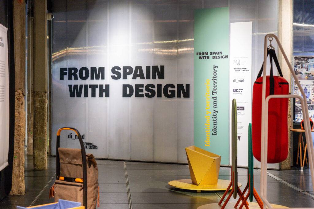 La imagen muestra una exposición de diseño con una combinación de elementos decorativos y gráficos en un espacio interior.