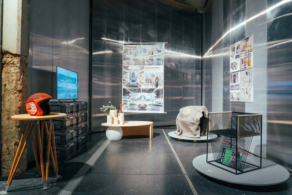 Una moderna exposición interior con muebles de diseño y elementos visuales exhibidos en un espacio contemporáneo.