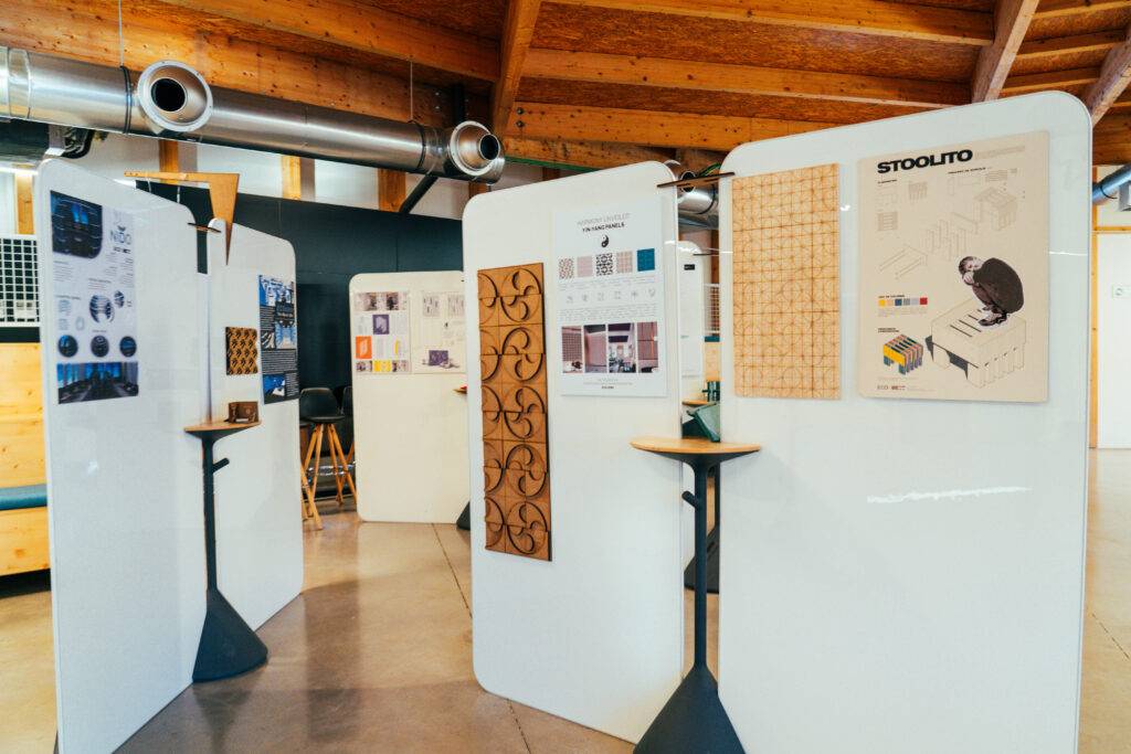 La imagen muestra un espacio de exhibición con paneles informativos sobre distintos diseños y texturas.