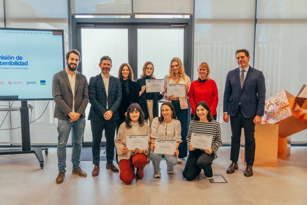 Grupo de personas posando en un evento de entrega de certificados.