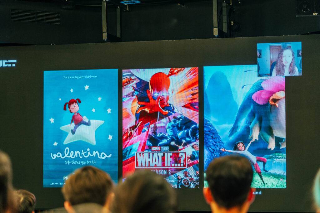 Una presentación de tres carteles de películas animadas en una pantalla grande.