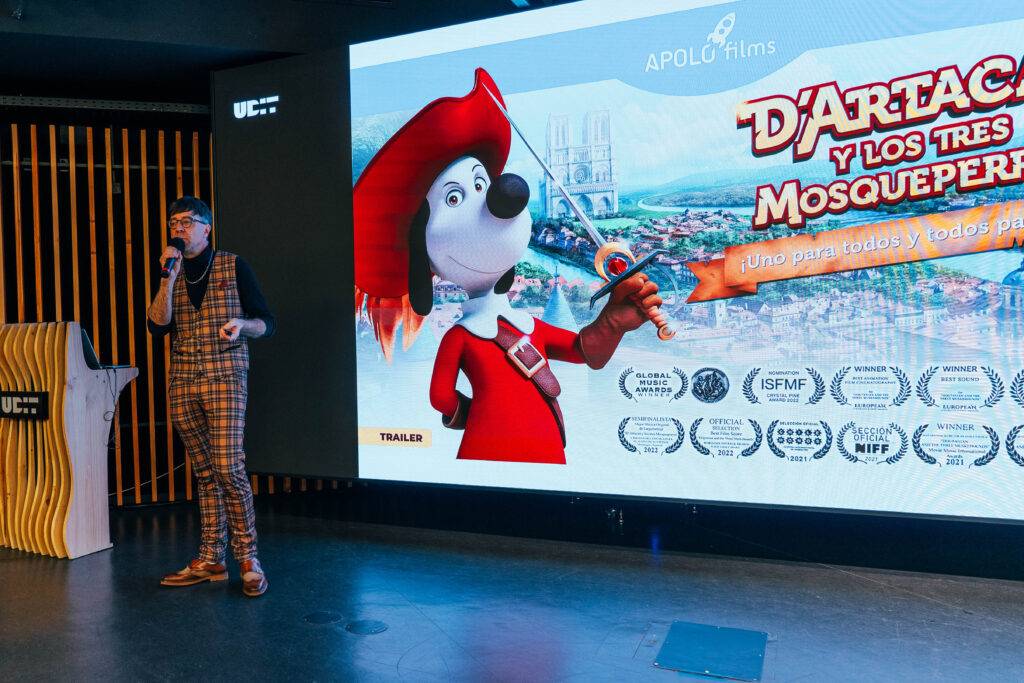Un presentador habla sobre la película 'D'Artacán y los Tres Mosqueperros' en un evento promocional.
