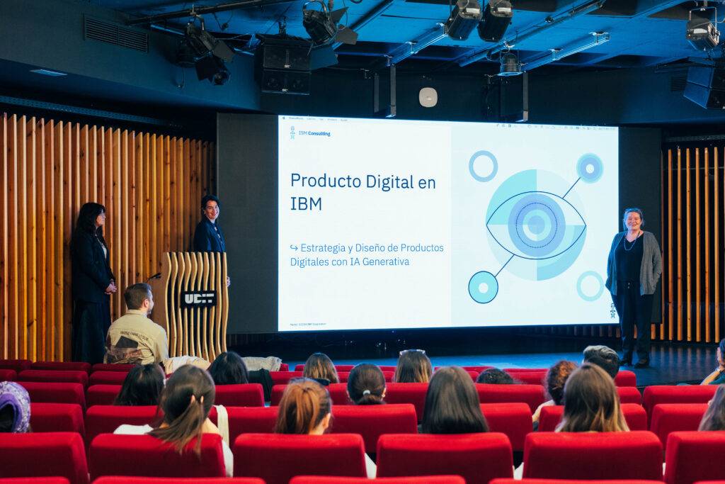 Una presentación sobre producto digital en IBM se lleva a cabo frente a un público atento.