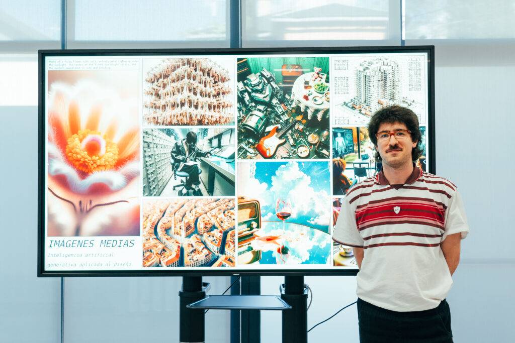 Un hombre de pie junto a una pantalla que muestra una colección de imágenes artísticas.