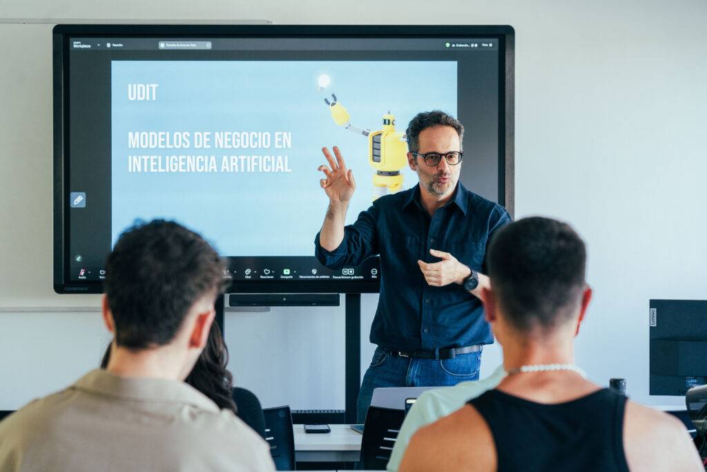 Un profesor explica modelos de negocio en inteligencia artificial a un grupo de estudiantes.