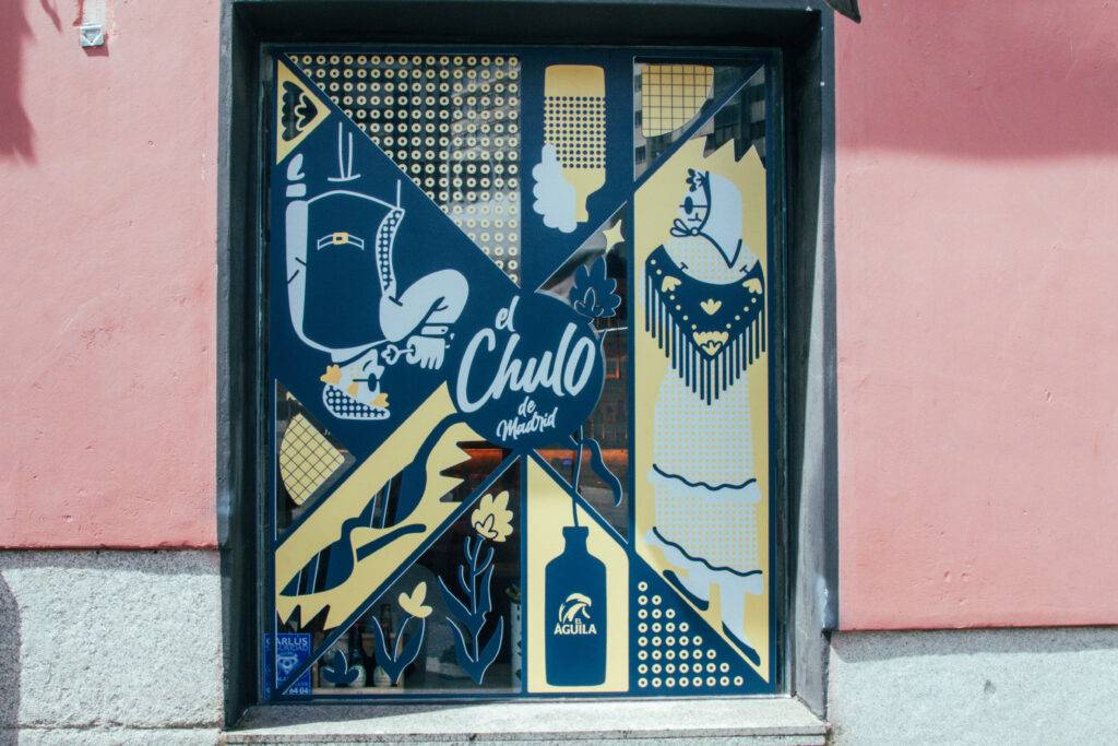 Puerta decorativa con elementos coloridos y el nombre 'el Chulo' en el centro.