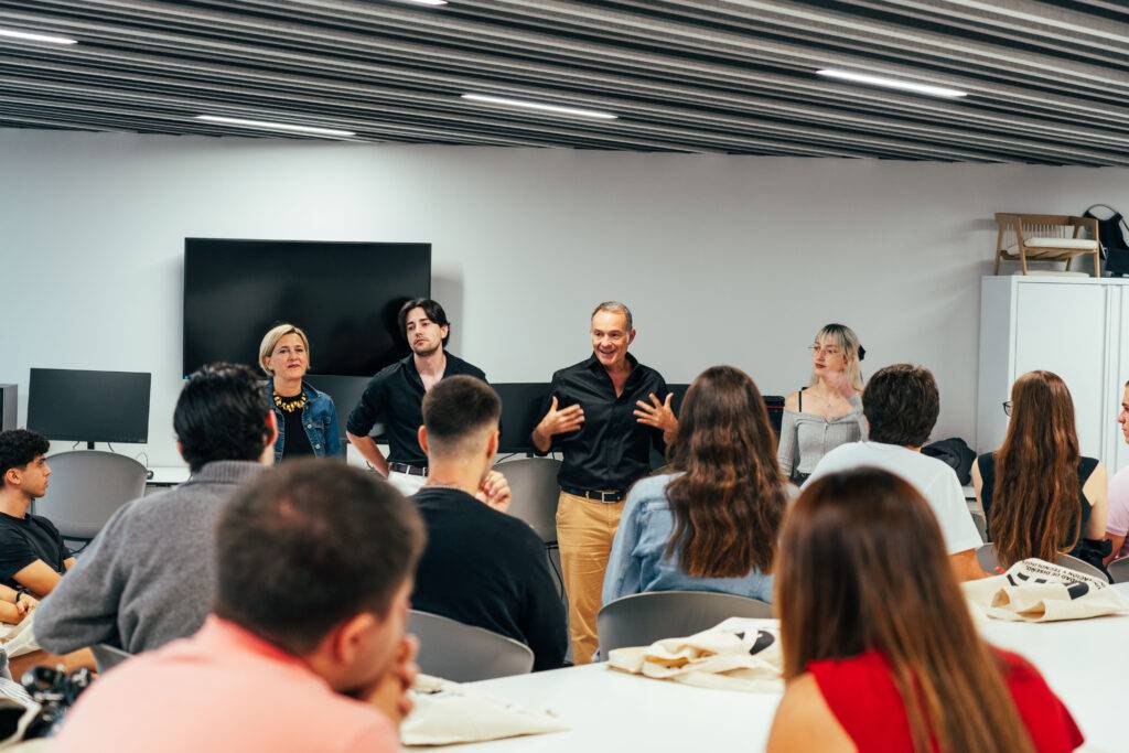 Un grupo de personas está participando en una charla informal en un aula moderna.