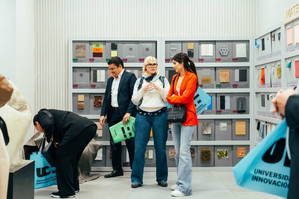 Un grupo de personas discute mientras exploran una exhibición de materiales en un entorno moderno.