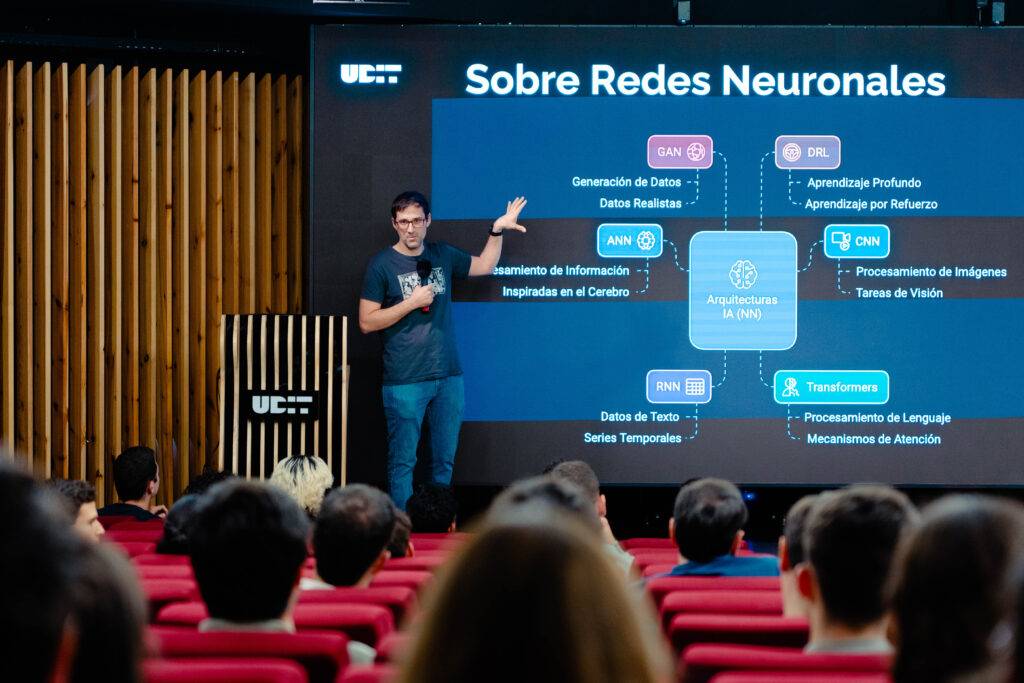 Un ponente presenta un tema sobre redes neuronales en una sala llena de espectadores.