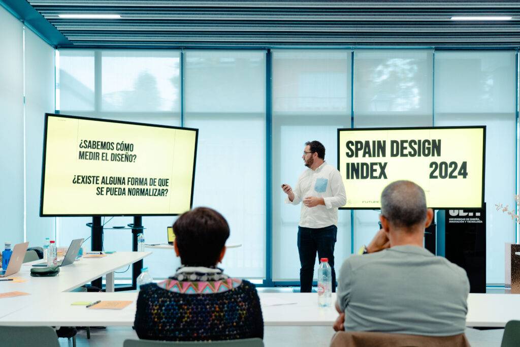 Una presentación sobre el diseño se está llevando a cabo en una sala de conferencias moderna.