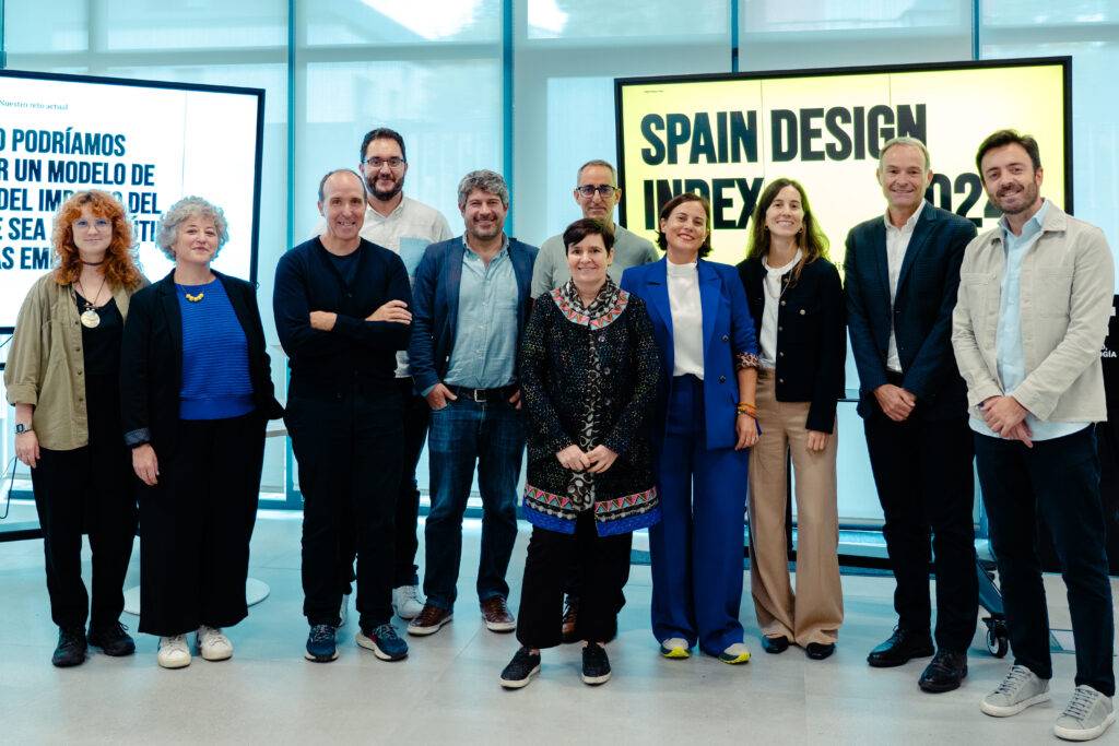 Un grupo de personas posando juntas en un evento relacionado con el diseño en España.