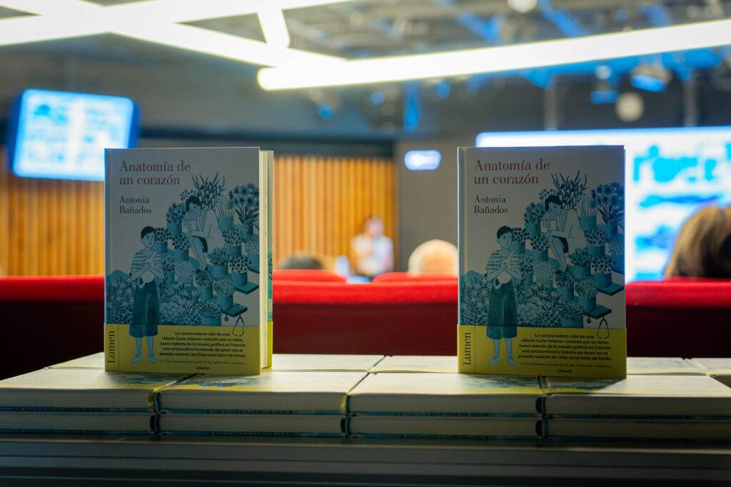 Dos copias del libro 'Anatomía de un corazón' están expuestas sobre una mesa en un evento.