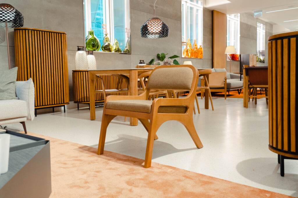 Una sala moderna con muebles de madera, iluminación elegante y un ambiente acogedor.