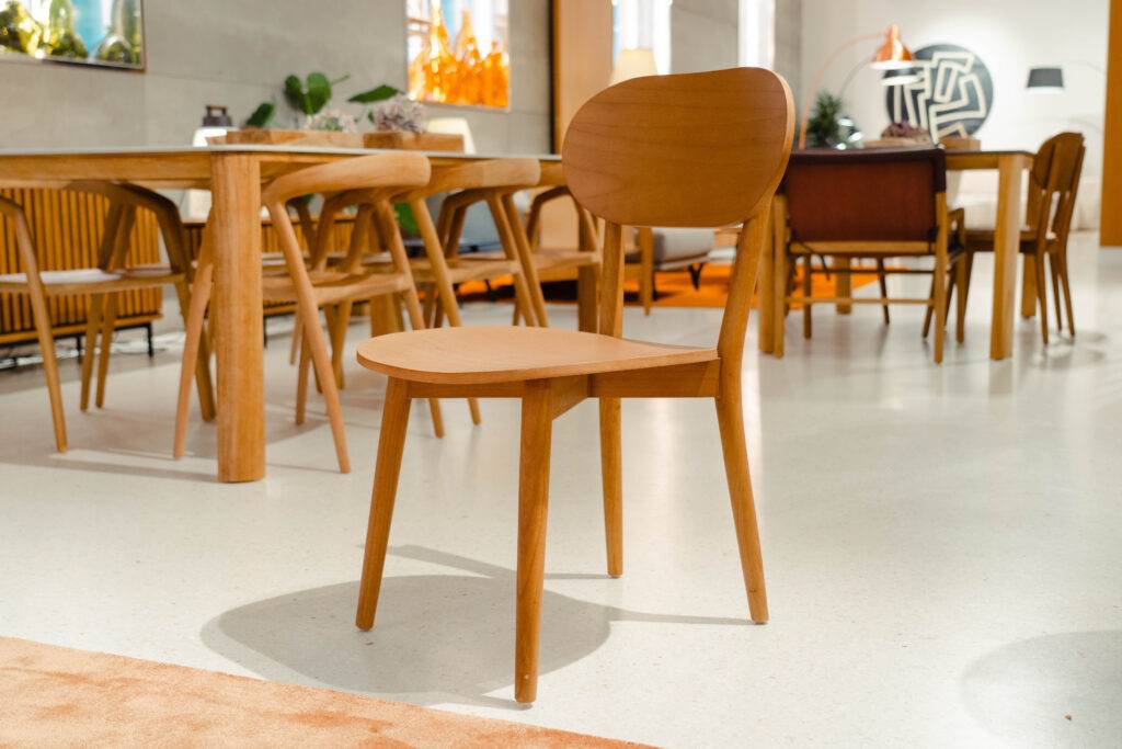 Una silla de madera en un entorno de comedor moderno.