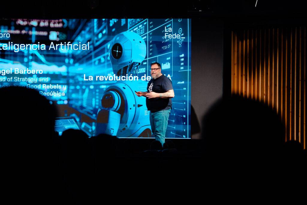 Un ponente presenta un tema sobre inteligencia artificial en un evento tecnológico.