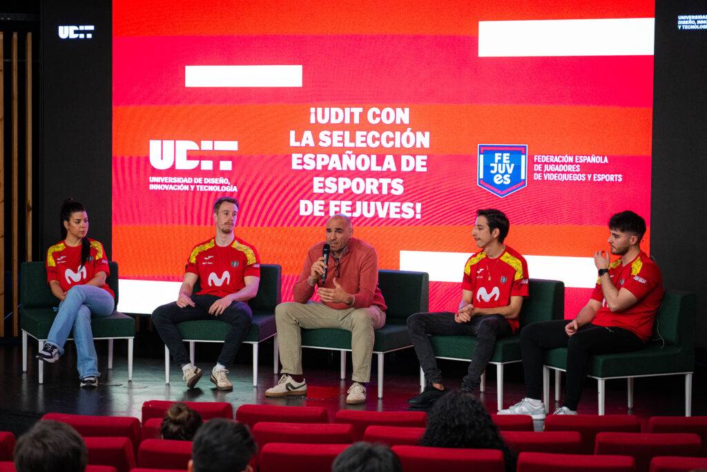Un panel de discusión sobre esports con representantes de la selección española en un evento.