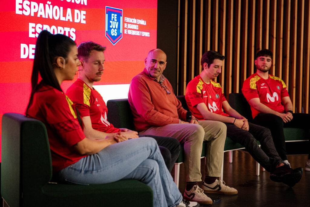 Un panel de discusión sobre esports con cuatro ponentes en una presentación.