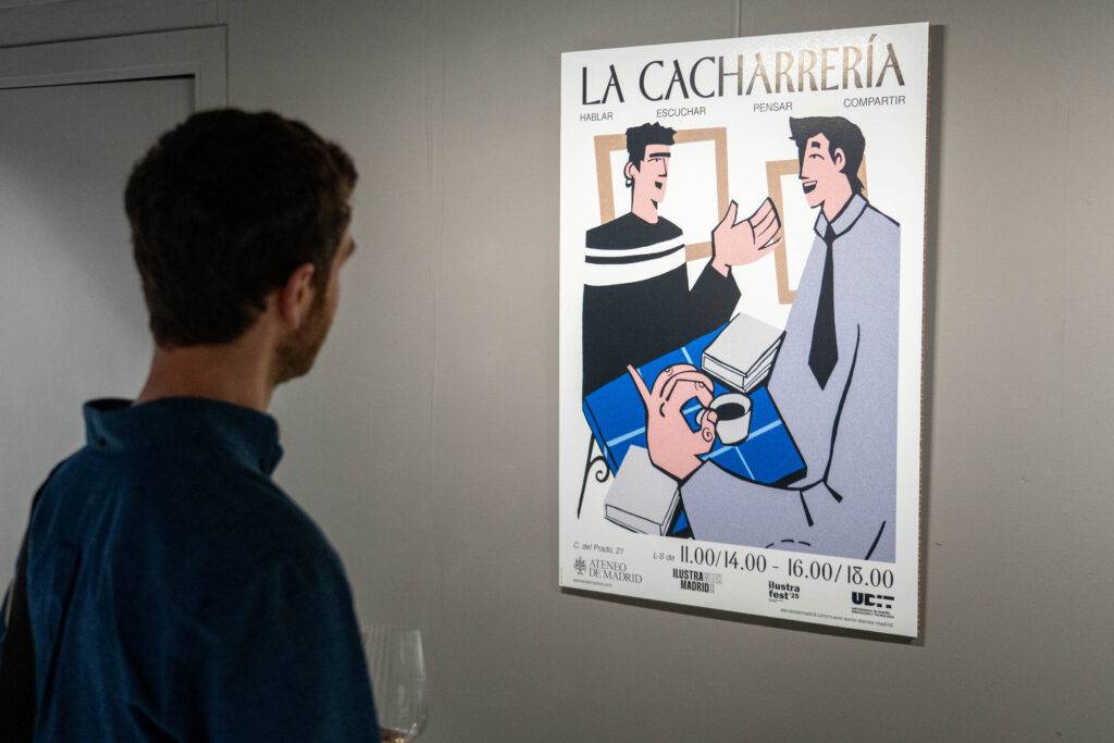 Una persona observa un cartel de exposición titulado 'La Cacharrería'.