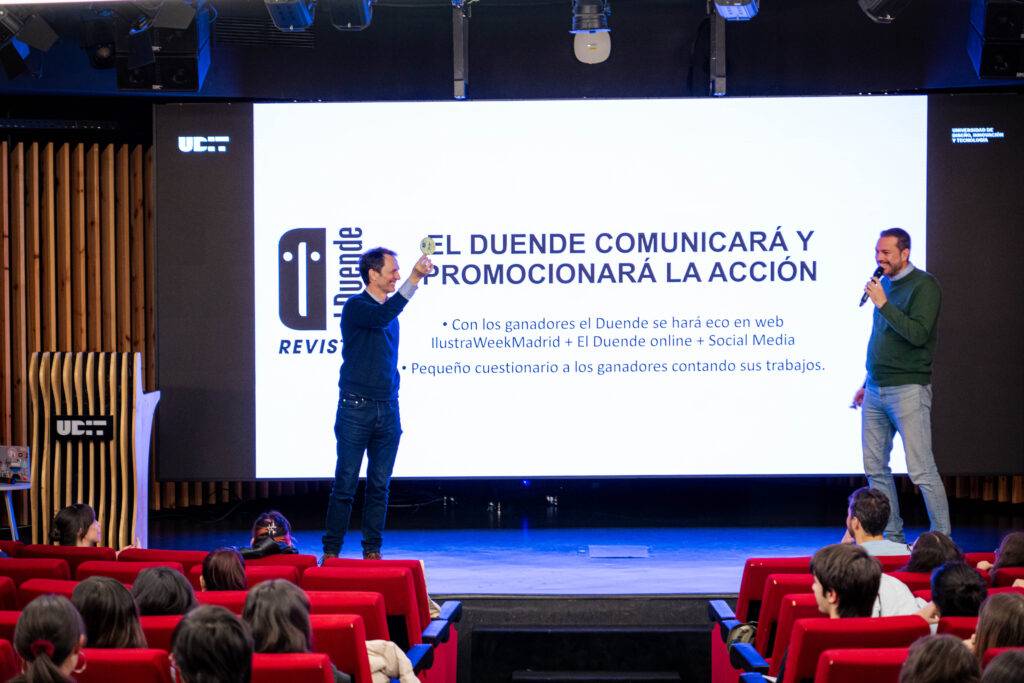 Una presentación en un evento con un ponente en el escenario y un público atento.
