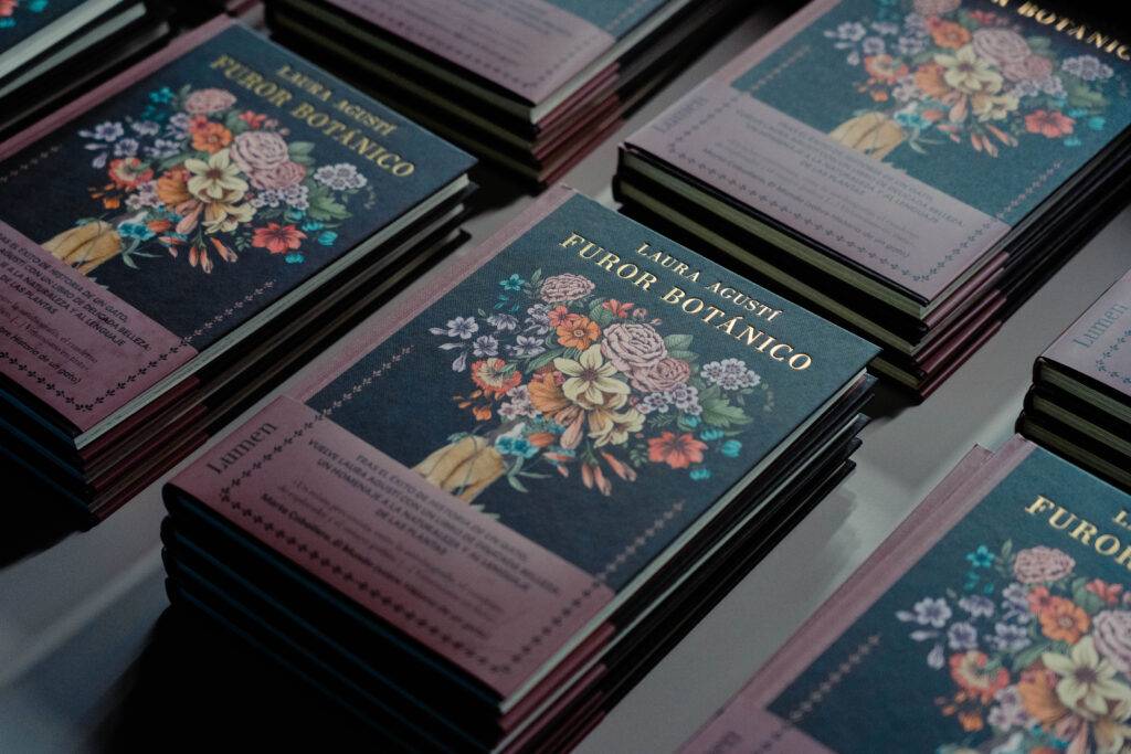 Una serie de libros titulados 'Furor Botánico' apilados con un diseño floral colorido en la portada.