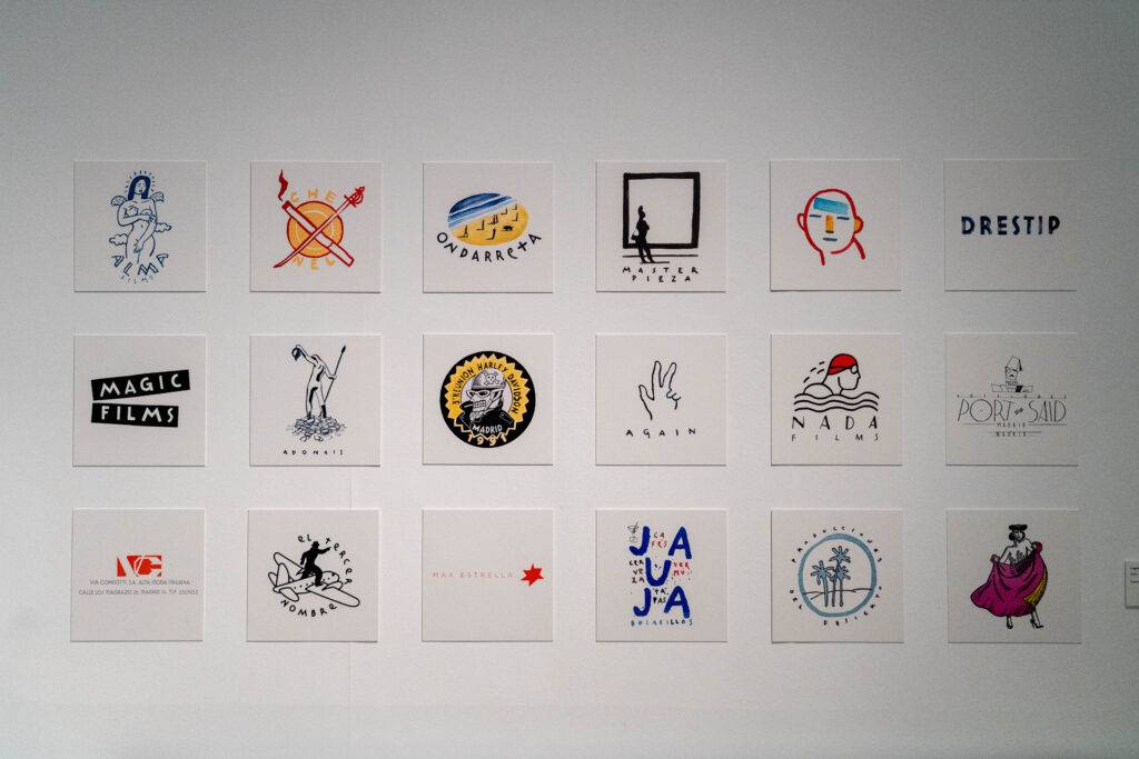 Una colección de logotipos exhibidos en una pared blanca.