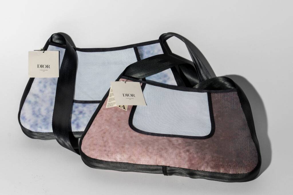 La imagen muestra dos bolsos de la marca Dior con diseños distintos en tonos claros y oscuros.