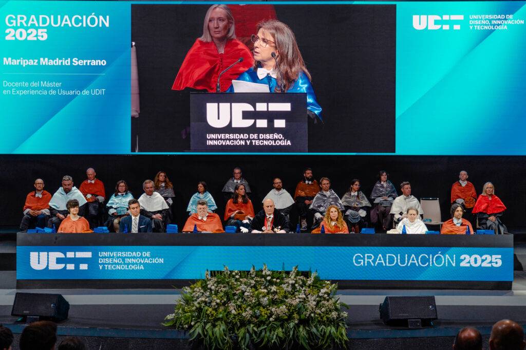 Ceremonia de graduación de la Universidad de Diseño, Innovación y Tecnología con varios graduados en el escenario.