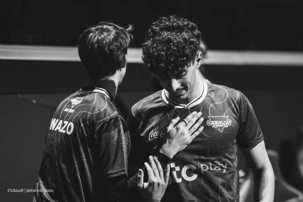Dos jugadores de esports interactúan en un momento emotivo durante una competición.