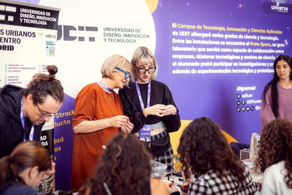 Un grupo de personas participa en una actividad de diseño e innovación en un evento educativo.