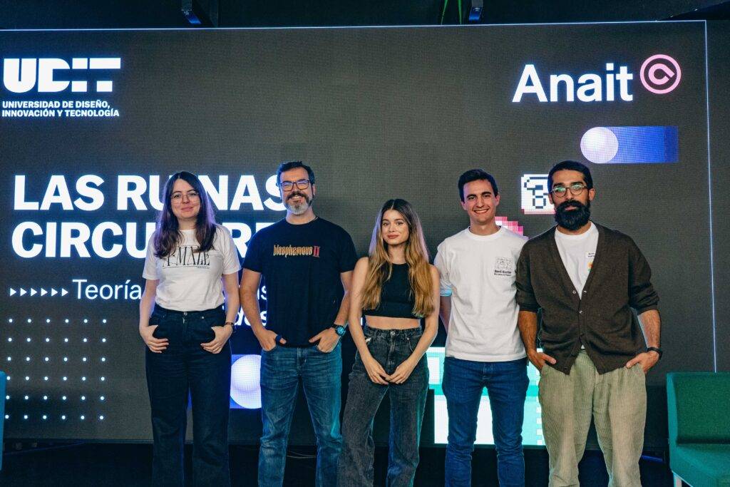 Grupo de personas posando en un evento de la Universidad de Diseño, Innovación y Tecnología.