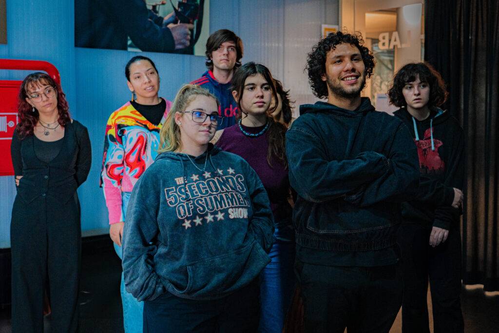 Un grupo de jóvenes posan juntos en un entorno moderno y acogedor.