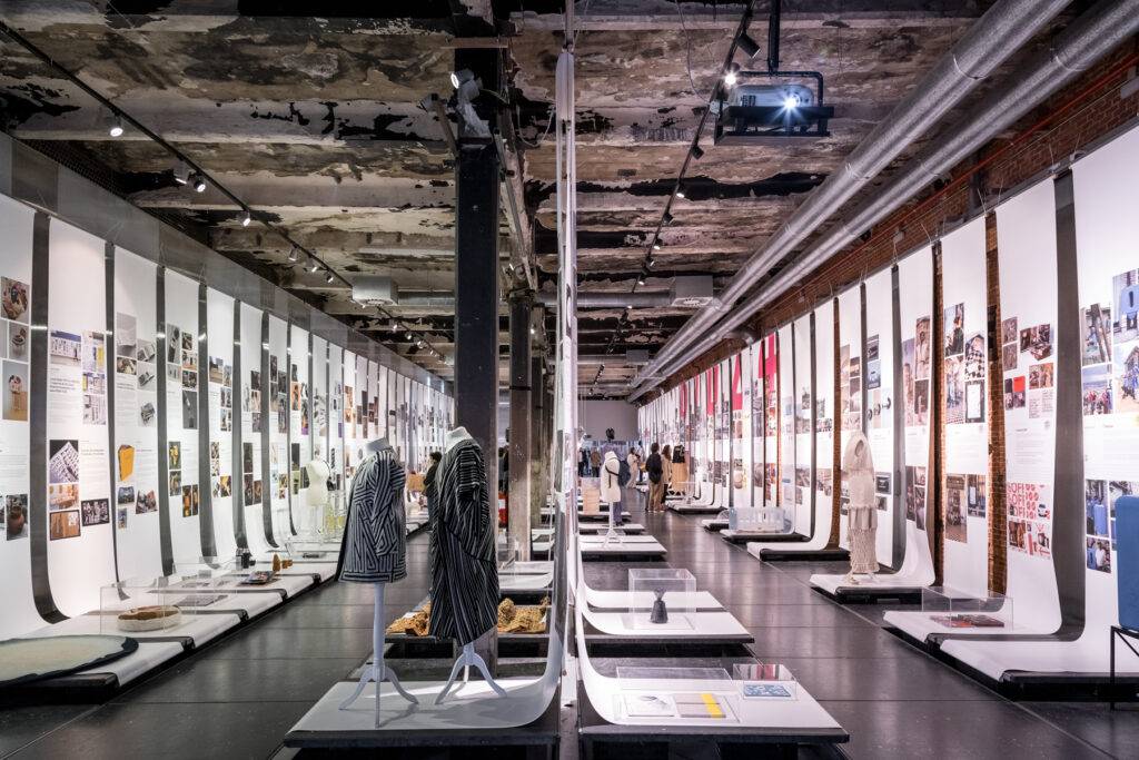 Una exposición de moda contemporánea en un espacio cultural amplio y moderno.