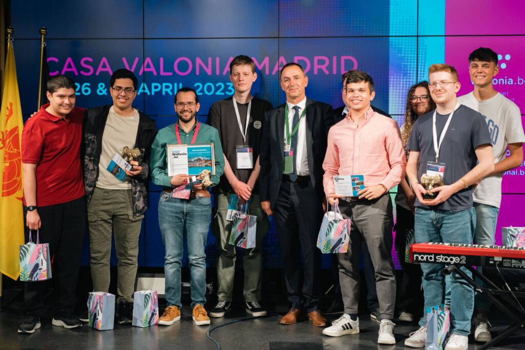 Un grupo de jóvenes sonrientes se reúne en un evento en Casa Valonia, Madrid.