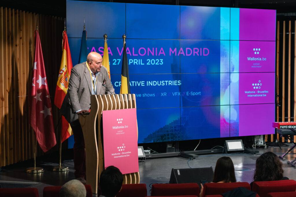 Un hombre da un discurso en un evento sobre industrias creativas en Madrid.