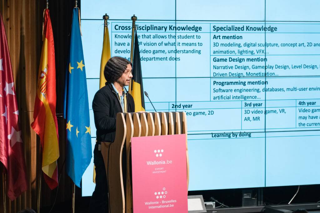 Un ponente presenta información sobre conocimientos interdisciplinarios y especializados en un evento académico.