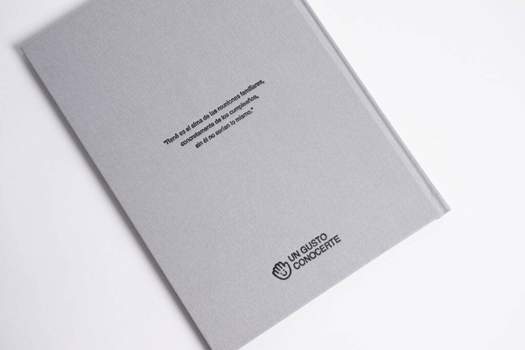 Un libro de tapa blanda gris con una cita en la portada.