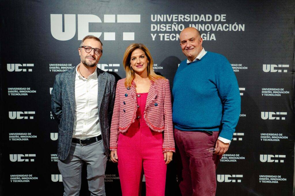 Tres personas posan en un evento relacionado con la Universidad de Diseño, Innovación y Tecnología.