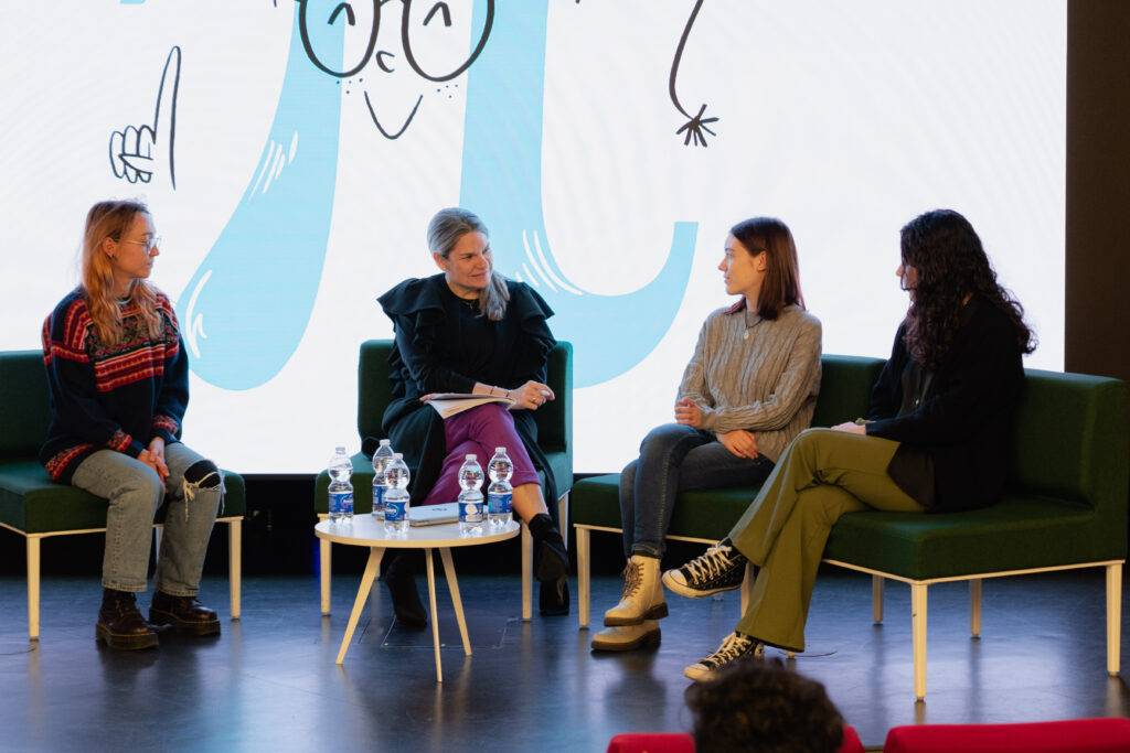 Cuatro mujeres participan en una mesa redonda sobre educación y tecnología.