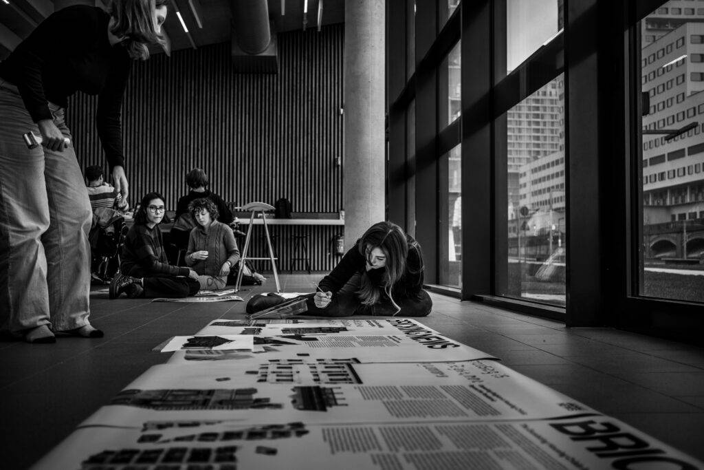 Un grupo de personas trabaja en una presentación en un espacio interior luminoso.