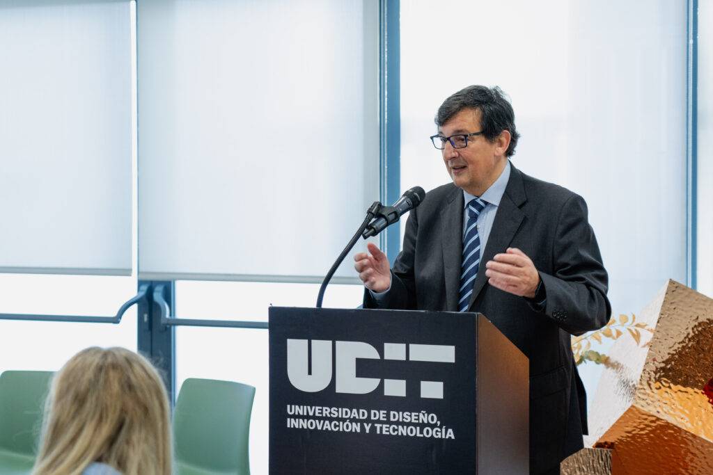 Un hombre habla en un evento de la Universidad de Diseño, Innovación y Tecnología.