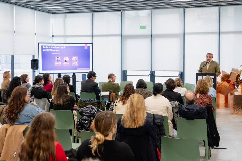 Un grupo de personas asiste a una presentación en un espacio moderno y luminoso.