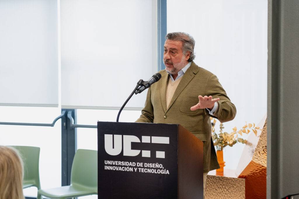 Un hombre habla en un evento en la Universidad de Diseño, Innovación y Tecnología.