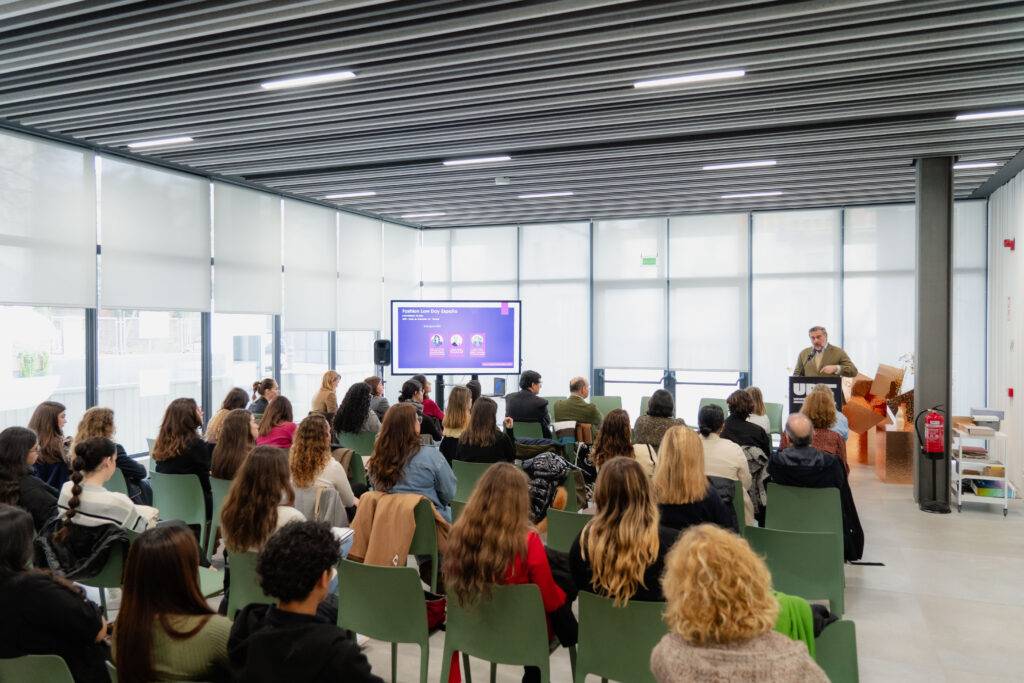 Una sala con un grupo de personas escuchando a un ponente en una presentación.