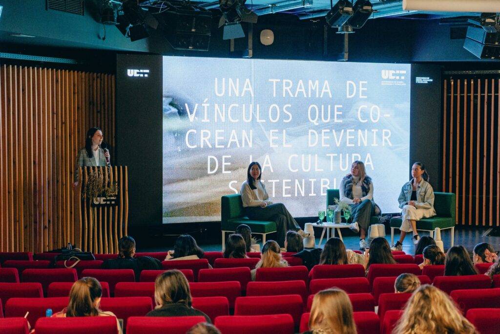 Panel de discusión sobre la cultura sostenible con una audiencia participativa.