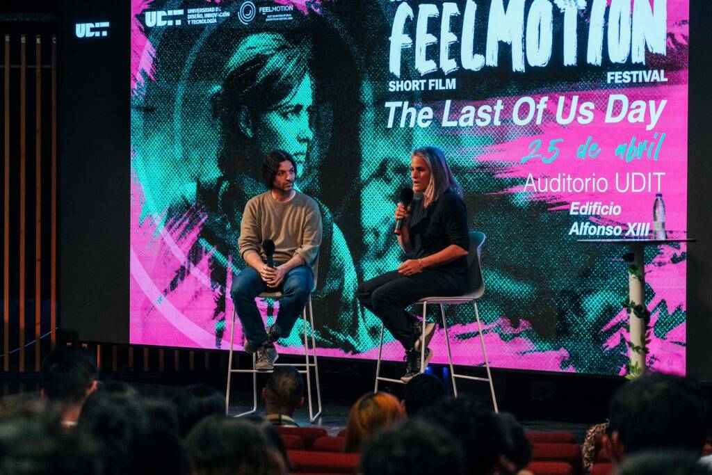 Un evento de presentación de un festival de cortometrajes en un auditorio.