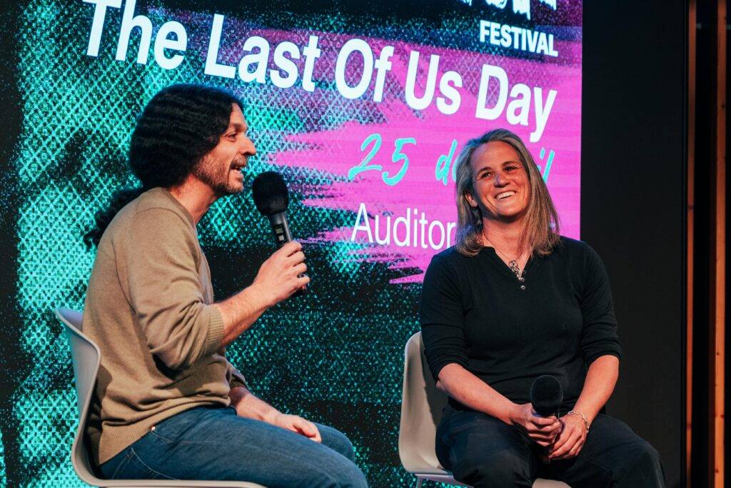 Dos personas están sentadas en un escenario durante un evento relacionado con 'The Last of Us'.