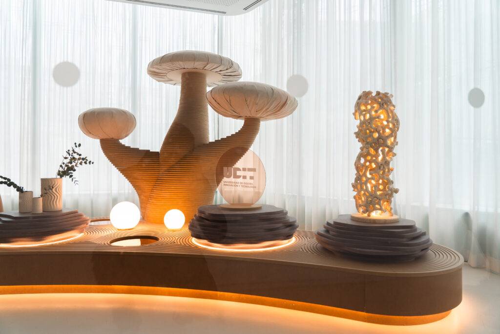 Un diseño interior que muestra esculturas orgánicas y una iluminación cálida en un espacio moderno.
