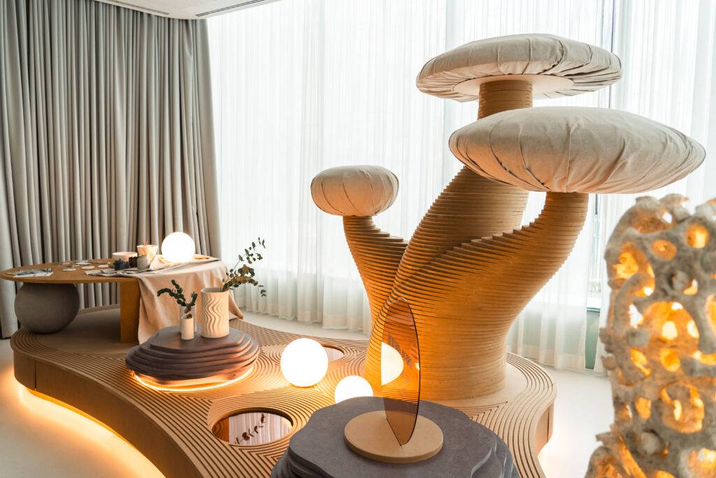 Una decoración interior moderna con elementos que imitan formas de hongos y luces suaves.